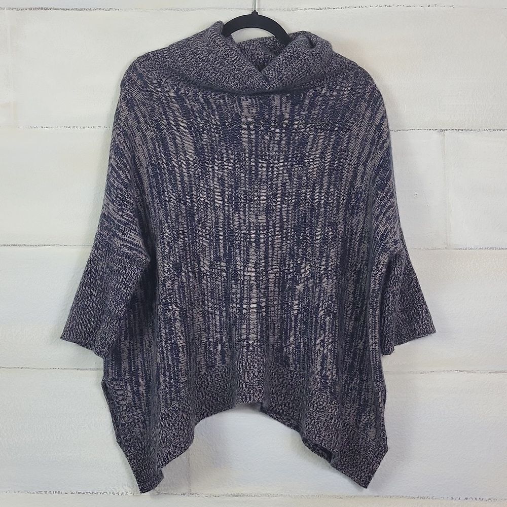 💛 360‎ Cashmere cozy turtleneck sweater. Size M